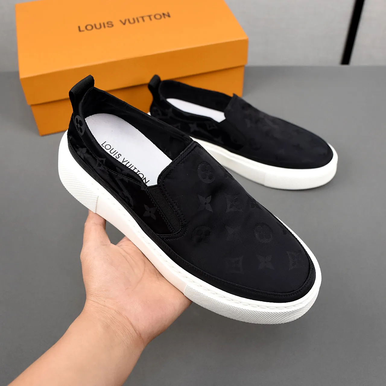 PP400❣️❣️❣️LV breathable cloth shoes, the upper is made of comfortable and breathable fabric, and the ultra-light rubber foam outsole. Men's size 39-44.